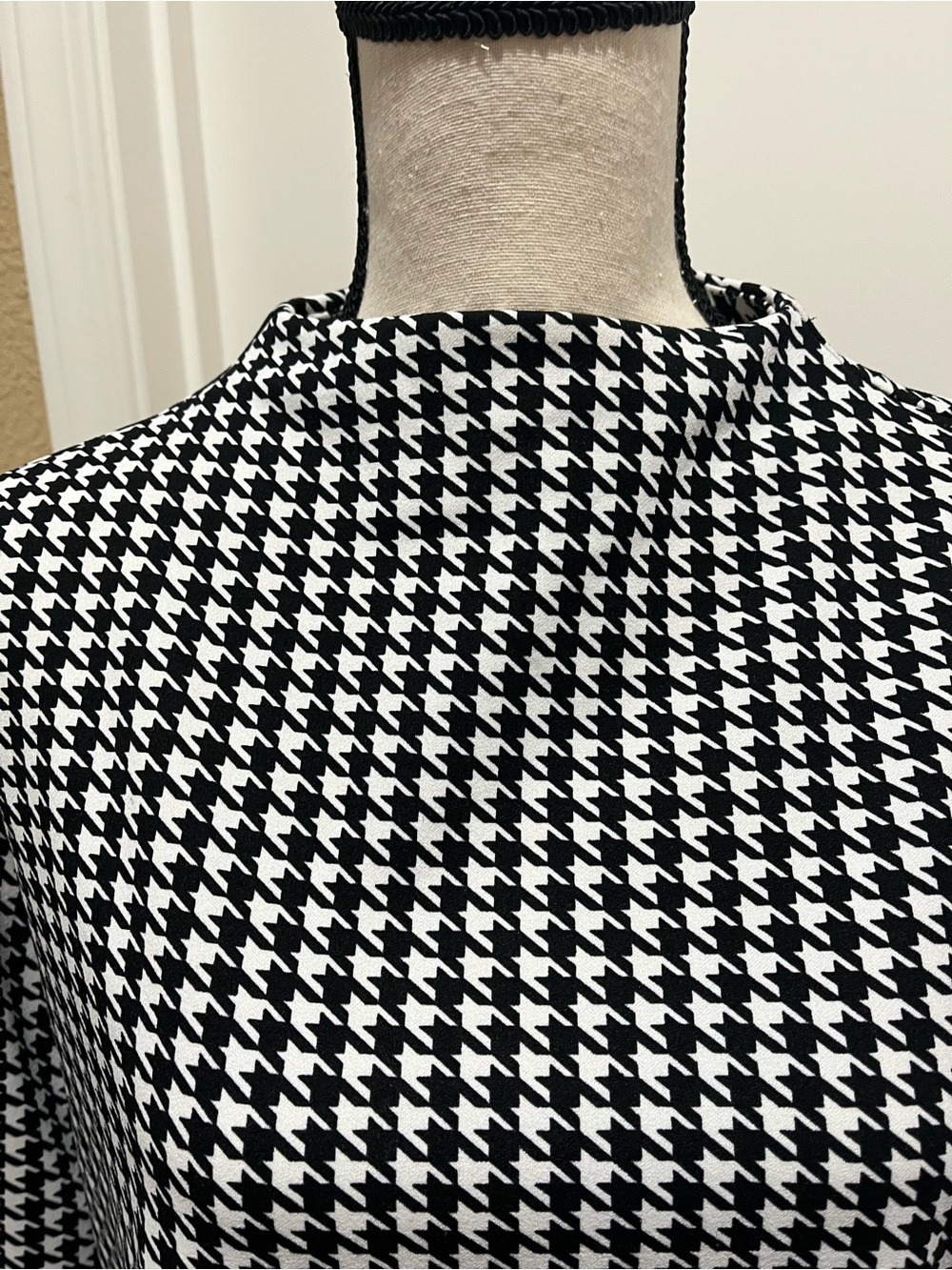 MELLODAY BLACK AND WHITE HOUNDSTOOTH HIGH NECK TOP. Size S - Picture 4 of 8